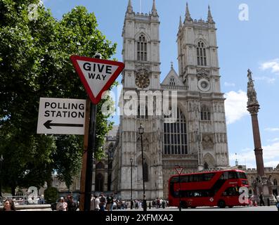 Londra, Regno Unito. 4 luglio 2024. Un cartello per un posto elettorale è raffigurato vicino all'Abbazia di Westminster a Londra, in Gran Bretagna, il 4 luglio 2024. Milioni in Gran Bretagna hanno iniziato a votare alle elezioni generali di giovedì, poiché circa 40.000 seggi in tutto il paese sono stati aperti alle 7 del mattino ora locale (0600 GMT). Crediti: Li Ying/Xinhua/Alamy Live News Foto Stock