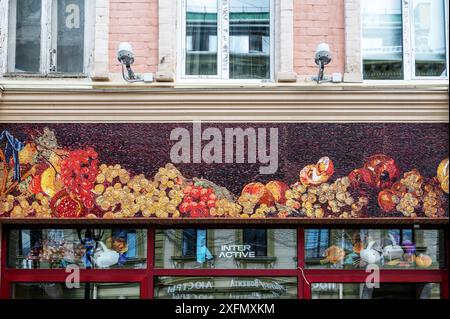 Nizhny Novgorod, Russia, 30 maggio 2023. Un pannello a mosaico su una vetrina di Bolshaya Pokrovskaya. Pubblicità nel commercio. Foto Stock