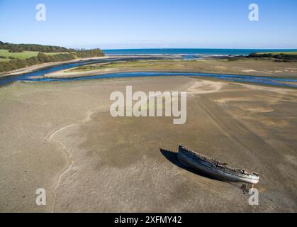 Resti di naufragio nell'estuario bloccato dalla sandspit, Traeth Dulas vicino a Moelfre, Anglesey, Galles, ottobre 2016. Foto Stock