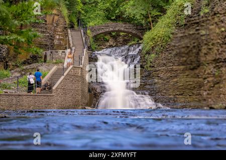 Foto di una cascata con un sentiero / scalinata in cemento, Cascadilla Gorge Trail, a Ithaca, New York, Stati Uniti. Foto Stock