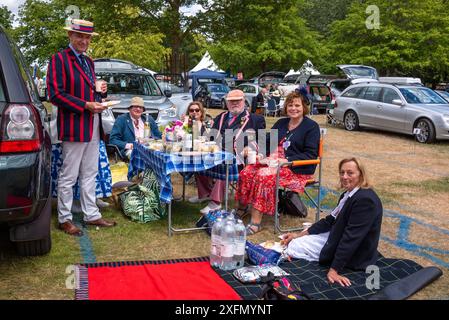 Henley Royal Regatta, Henley-on-Thames, Oxfordshire, Regno Unito, 4 luglio 2024. Un gruppo di spettatori si gode uno dei picnic tradizionali per cui Henley è famosa. La gente porta con sé degli stravaganti picnic con champagne, fragole e altri piatti raffinati da gustare durante il giorno. Crediti: Martin Anderson/Alamy Live News Foto Stock