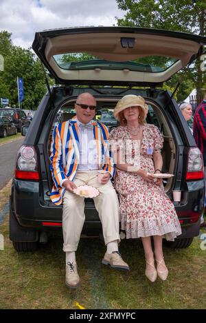 Henley Royal Regatta, Henley-on-Thames, Oxfordshire, Regno Unito, 4 luglio 2024. Una coppia gode di uno dei picnic tradizionali per cui Henley è famosa. La gente porta con sé degli stravaganti picnic con champagne, fragole e altri piatti raffinati da gustare durante il giorno. Crediti: Martin Anderson/Alamy Live News Foto Stock