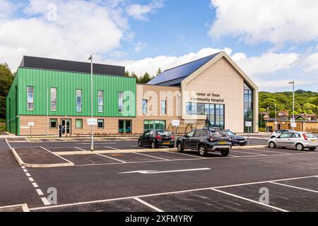 Il nuovo Forest of Dean Community Hospital (aperto nel maggio 2024) a Steam Mills Road, Cinderford, Gloucestershire, Inghilterra Regno Unito Foto Stock