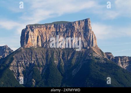 Mont Aiguille calcare mesa nella regione dell'Isere Chichilianne, Parco naturale regionale del Vercors, Francia, giugno. Foto Stock