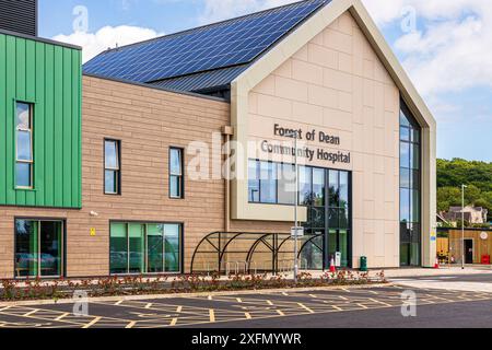 Il nuovo Forest of Dean Community Hospital (aperto nel maggio 2024) a Steam Mills Road, Cinderford, Gloucestershire, Inghilterra Regno Unito Foto Stock