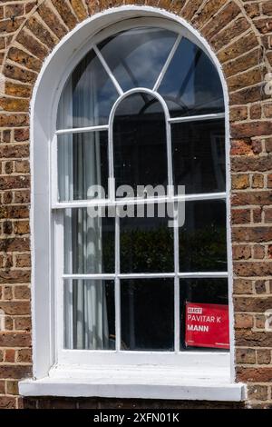 Windsor, Regno Unito. 4 luglio 2024. Un manifesto del partito laburista a sostegno della campagna del candidato Pavitar Kaur Mann è raffigurato nella finestra di una casa il giorno del voto per le elezioni generali. Crediti: Mark Kerrison/Alamy Live News Foto Stock