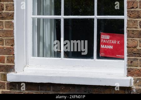 Windsor, Regno Unito. 4 luglio 2024. Un manifesto del partito laburista a sostegno della campagna del candidato Pavitar Kaur Mann è raffigurato nella finestra di una casa il giorno del voto per le elezioni generali. Crediti: Mark Kerrison/Alamy Live News Foto Stock