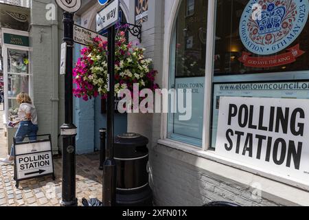 Eton, Regno Unito. 4 luglio 2024. Un elettore lascia un posto elettorale il giorno del voto per le elezioni generali. Eton fa parte del collegio di Windsor. Crediti: Mark Kerrison/Alamy Live News Foto Stock