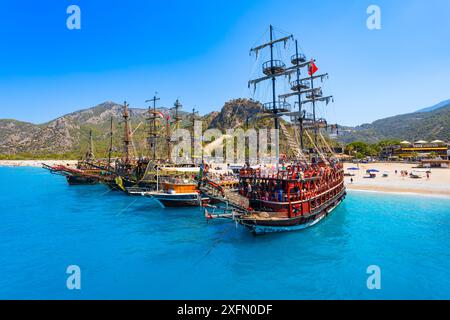 Oludeniz, Turchia - 13 luglio 2022: Barche turistiche sulla spiaggia di Oludeniz nel distretto di Fethiye in Turchia Foto Stock