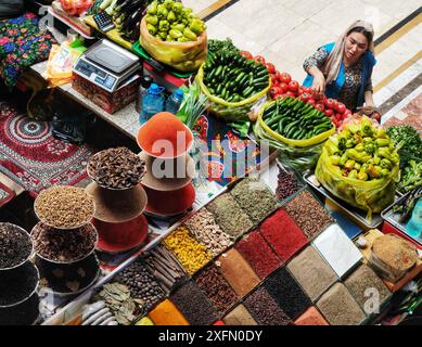 Dushanbe. 3 luglio 2024. Questa foto scattata il 3 luglio 2024 mostra una vista interna di un grande bazar a Dushanbe, Tagikistan. Il grande bazar si erge come un'affascinante attrazione per lo shopping a Dushanbe, caratterizzata da un'architettura distintiva e da un meraviglioso assortimento di merci. Crediti: Yan Yan/Xinhua/Alamy Live News Foto Stock