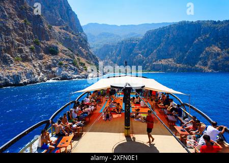 Oludeniz, Turchia - 13 luglio 2022: Barca turistica vicino alla spiaggia di Oludeniz nel distretto di Fethiye in Turchia Foto Stock