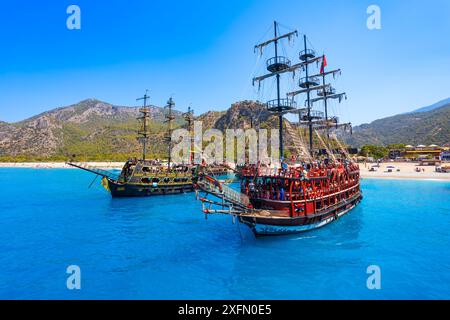 Oludeniz, Turchia - 13 luglio 2022: Barche turistiche sulla spiaggia di Oludeniz nel distretto di Fethiye in Turchia Foto Stock