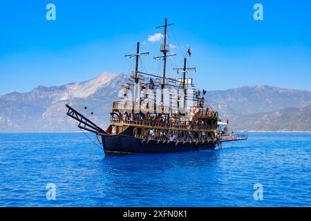 Oludeniz, Turchia - 13 luglio 2022: Barca turistica vicino alla spiaggia di Oludeniz nel distretto di Fethiye in Turchia Foto Stock