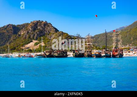 Oludeniz, Turchia - 13 luglio 2022: Barche turistiche sulla spiaggia di Oludeniz nel distretto di Fethiye in Turchia Foto Stock