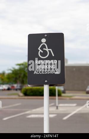 Kanata, Canada - 2 giugno 2024: Parcheggio con permesso solo per persone con disabilità. Parcheggio riservato accessibile per disabili vicino a superma Foto Stock