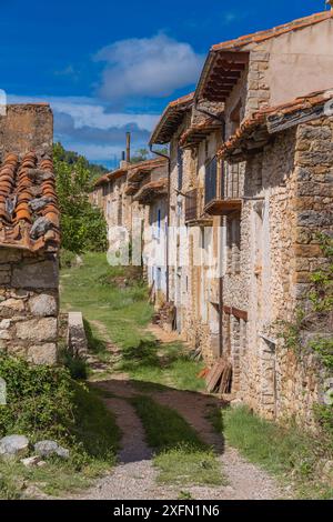 Strada in una città fantasma a la Estrella, provincia di Teruel, Spagna Foto Stock