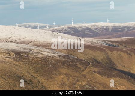 Turbine eoliche in salita in inverno, Inverness-shire, Scozia, Regno Unito, gennaio 2016. Foto Stock