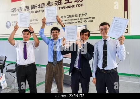 Dushanbe, Tagikistan. 3 luglio 2024. Gli studenti mostrano le loro lettere di ammissione a un college cinese al Luban Workshop di Dushanbe, Tagikistan, 3 luglio 2024. Il Luban Workshop, co-fondato dal Tianjin Urban Construction Management & Vocation Technology College cinese e dalla Tajik Technical University, è stato ufficialmente messo in funzione nel novembre 2022. Copre 1.138 metri quadrati ed è il primo del suo genere in Asia centrale. Crediti: Cao Yang/Xinhua/Alamy Live News Foto Stock