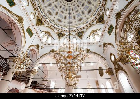 Izmir, Turchia - 6 agosto 2022: Interno della moschea Hisar. La Moschea di Hisar o Hisar Camii è una moschea storica situata nella città di Smirne in Turchia. Foto Stock