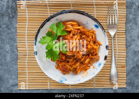 Pasta orzo alla bolognese con tritacarne senza carne Foto Stock