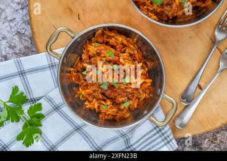 Pasta orzo alla bolognese con tritacarne senza carne Foto Stock