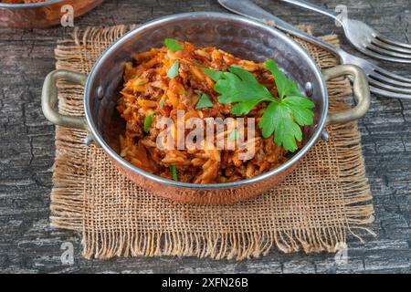 Pasta orzo alla bolognese con tritacarne senza carne Foto Stock