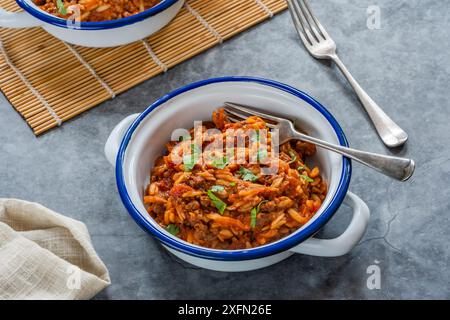 Pasta orzo alla bolognese con tritacarne senza carne Foto Stock