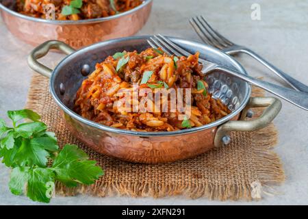 Pasta orzo alla bolognese con tritacarne senza carne Foto Stock