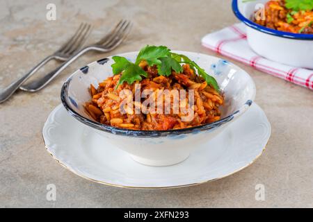 Pasta orzo alla bolognese con tritacarne senza carne Foto Stock