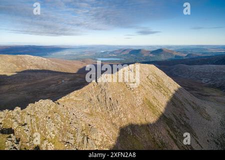 Fiacaill Coire an t-Sneachda alla luce del mattino con Loch Morlich in lontananza, Cairngorms National Park, Scozia, ottobre 2016. Foto Stock