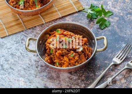 Pasta orzo alla bolognese con tritacarne senza carne Foto Stock