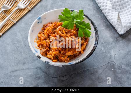 Pasta orzo alla bolognese con tritacarne senza carne Foto Stock