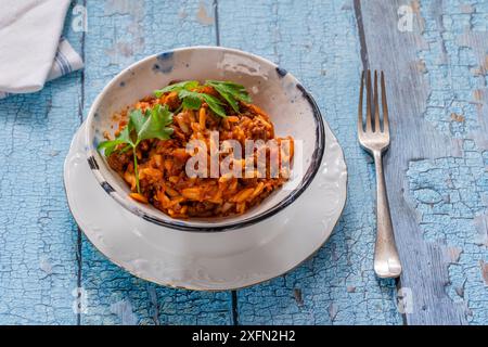 Pasta orzo alla bolognese con tritacarne senza carne Foto Stock