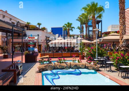 Izmir, Turchia - 8 agosto 2022: Il Forum Bornova Mall è il primo centro commerciale all'aperto della regione Egea e di Smirne. Forum Bornova si trova in Foto Stock