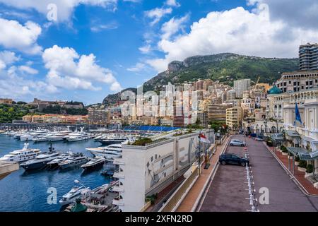 Vista su Avenue d'Ostende, parte del circuito di Formula 1 del Gran Premio di Monaco, a Monte Carlo, Monaco sulla Costa Côte Azzurra Foto Stock