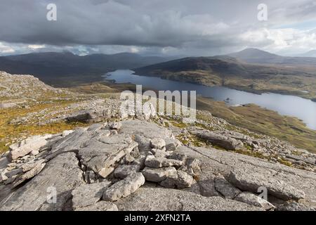 Vista a sud verso Loch Assynt da Spidean Coinich, Quinag Range, Assynt, Sutherland, Scozia, Regno Unito, settembre Foto Stock