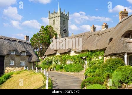 Isola di Wight Godshill Village con cottage con tetto di paglia e Chiesa di Ognissanti Godshill Isola di Wight Inghilterra Regno Unito Europa Foto Stock