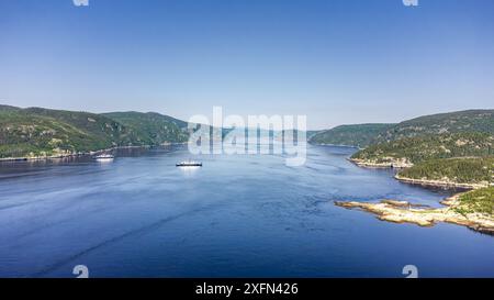 Veduta aerea del fiordo di Saguenay con un drone sul fiume San Lorenzo. Vista del traghetto Baie-Ste-Catherine, Tadoussac che attraversa il fiordo. Foto Stock