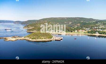 Vista aerea della baia di Tadoussac e del fiordo di Saguenay, sorvolata da un drone sul fiume San Lorenzo. Vista del traghetto da Baie-Ste-Catherine a Tadoussac Foto Stock