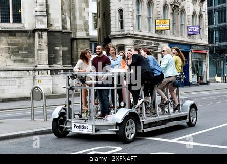 Passeggeri su pedibus, City of London, Inghilterra, Gran Bretagna, Regno Unito, giugno 2015. Foto Stock