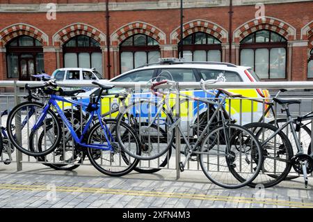 Biciclette attaccate alle ringhiere che mostrano la necessità di un maggior numero di portabiciclette nel vuoto della stazione, Kings Cross, Londra, Inghilterra, Regno Unito, agosto 2014. Foto Stock