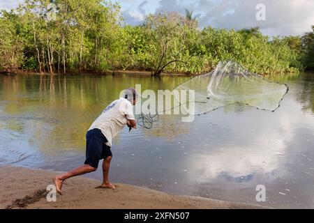 Fisherman alla foce del fiume Drake, Drake Bay. Peninsula de osa, Parco Nazionale del Corcovado. Costa Rica, marzo 2013. Foto Stock