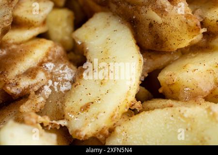 Creazione del ripieno di Apple Pie: Vista ravvicinata della mela di gala affettata in miscela di farina, zucchero, cannella e noce moscata. Foto Stock