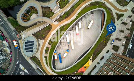 Stazione degli autobus di Stockport Interchange con Viaduct Park sul tetto Foto Stock