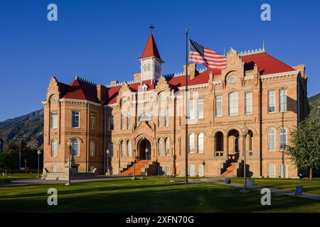 Provo, UT, USA - 10 giugno 2024; Provo City Library nell'edificio di Acadamy Square con bandiera americana Foto Stock
