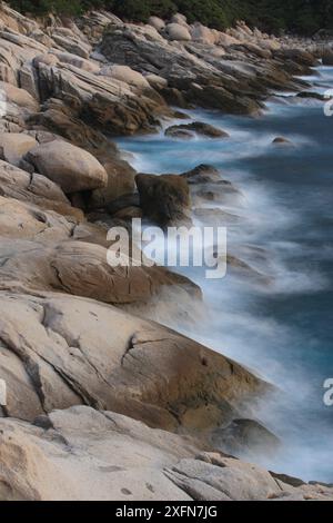 Costa di granito dell'isola di Yakushima, sito patrimonio dell'umanità dell'UNESCO, Giappone. Foto Stock