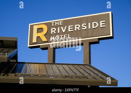 Boise, Idaho, USA - 10 giugno 2024; insegna e logo per il Riverside Hotel Best Western di Boise Foto Stock