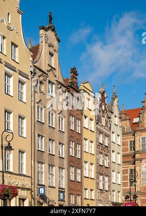Primo piano delle facciate delle case a schiera di Długi Targ, Danzica, Gdańsk, Polonia Foto Stock
