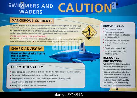 Cartello di avvertimento per il grande squalo bianco (Carcharodon carcharias), Cape Cod, Massachusetts, USA, agosto. Foto Stock