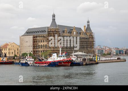 4 luglio 2024: Istanbul, Turkiye, 4 luglio 2024: Mentre il restauro della storica e iconica struttura di Istanbul, la stazione ferroviaria di Haydarpasa, si avvicina alla fine, le coperture protettive sull'esterno sono state rimosse. La stazione, che fu aperta 116 anni fa per ordine del sultano Abdulhamid II, fu gravemente danneggiata da un incendio il 28 novembre 2010. Dopo il restauro, la stazione ferroviaria di Haydarpasa è prevista per essere aperta nel 2024 nell'ambito del progetto Arkeopark. (Credit Image: © Tolga Ildun/ZUMA Press Wire) SOLO PER USO EDITORIALE! Non per USO commerciale! Foto Stock